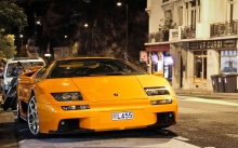 Желтый Lamborghini Diablo  восстанавливает силы на обочине ночного города